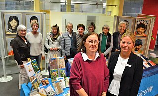 Cornelia Stein (Leiterin der Unicef-Arbeitsgruppe Bünde, vorne, l.) und Sparkassen-Filialleiterin Kathrin Kirchhoff (vorne, r.) freuen sich mit Mitgliedern der Unicef-Gruppe und Künstler Reinhard Gude (hinten, r.) über die diesjährige Aktion. - Peter Heidbrink