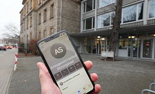 Vor dem Jugendschöffengericht ist über eine Betrugsmasche verhandelt worden. Ein Zuhörer soll den Prozess per Handy live übertragen haben. - Frank-Michael Kiel-Steinkamp