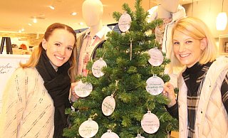 Kinderschutzbundvorstand Linda Radtke (l.) und Unternehmerin Heike Klingemann präsentieren die Aktion „Kinderwünsche werden wahr“. - Burkhard Battran