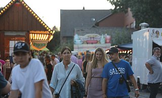 Am Abend war es auf dem Rehmer Markt gut gefüllt - allerdings blieb zu den Besucherzahlen von vor Corona deutlich Luft. - Nicole Sielermann
