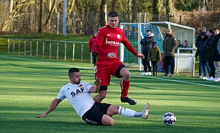 Obenauf: Bündes Florian Seymer im Duell mit dem grätschenden Harun Saglam vom TV Herford. Foto: Yvonne Gottschlich - Yvonne Gottschlich