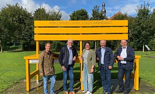 BU: XXL Bank am neuen Standort: (v. l.) : Joshua Marquardt, Heinz Krystofiak (beide Bezirksausschuss Beverungen), Julia Handtke (GFW), Bürgermeister Hubertus Grimm und Michael Stolte (Geschäftsführer GFW) - GfW