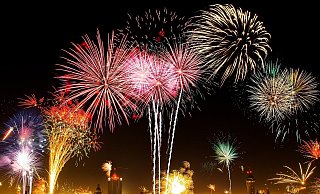 Raketen sollten nicht bei starkem Wind abgefeuert werden, mahnt die Feuerwehr. - (Symbolbild) Pixabay