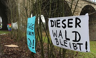 Der Protest von Klimaschützern und die Vermittlung durch den Kreis Herford verhinderte zunächst die Abholzung eines etwa zwei Hektar großen Waldstücks an der A2 Anschlussstelle in Vlotho-Exter. - Anastasia von Fugler