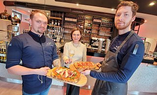 Das Team des Restaurants "Zum Adler": Küchenchef René Schmidt, Inhaberin Nuray Hartmann und Sous-Chef Marian Matthe hier bei der Eröffnung ihres neuen Bistros "Adler's Deli". - Florian Weyand