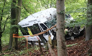 Die Einsatzkräfte mussten den Transporter sichern, damit er nicht weiter in die Böschung abrutscht. - Jan-Henrik Gerdener
