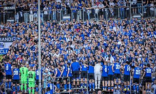 Arminia lässt sich nach dem Pokalsieg von den Fans auf der Südtribüne feiern. - Sarah Jonek Fotografie