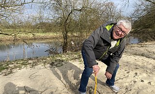 Ralf Isemann auf einer der angespülten Sandflächen an der Werre in der Nähe des Hundeplatzes. - Dirk Windmöller