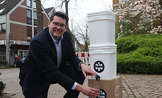 Joachim Ebmeyer demonstriert, wie der Wasserfilter funktioniert. - Jan-Henrik Gerdener