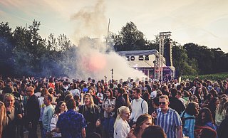 Bei bestem Sommerwetter und Musik aus den 1990ern feierten rund 2.500 Besucher ausgelassen auf der Party für Coronahelfer im Wapelbad. Foto: Matheus Fernandes - Matheus Fernandes - Blitzgarten