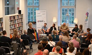 In der Stadtbibliothek tauschten Carsta (sitzend v. l.), Judith Buhle, Mela Vollmer, Thorsten Driller, Yeliz Çetin, Victoria Drüke und Julia Ures ihre Erfahrungen und Gedanken aus. - Judith Wedderwille