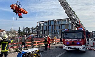 Feuerwehr und Polizei sind am Donnerstagvormittag zu einem Arbeitsunfall an der Carl-Bertelsmann-Straße ausgerückt. Die Höhenrettung hat einen verletzten Arbeiter aus der Baugrube geborgen. - Christian Bröder