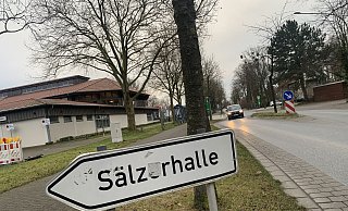 In der Sälzerhalle sollen in dieser Woche täglich bis zu 1.100 Menschen geimpft werden, verspricht der Kreis Paderborn. - Jens Reddeker