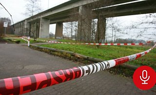 Tatort: Die Mordkommission sperrte den Parkplatz unter dem Schildescher Viadukt seit dem Abend des 21. Dezember 2006 komplett ab. Bis heute ist die Tat als Oberseemord in Bielefeld bekannt. - Andreas Zobe