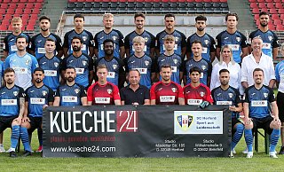 Mit neuem Hauptsponsor und Ambitionen in die kommende Saison: Der SC Herford hat mit dem Unternehmen Küche 24, vertreten durch Geschäftsführer Axel Heitmann (vorne in der Mitte), einen neuen wichtigen Wirtschaftspartner gefunden und will in der Landesliga vorne mitspielen. - Wolfgang Rudolf