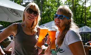 Rund 120 verschiedene, internationale Biersorten können auf dem "Beer und Food-Festival" getrunken werden. - IMAGO/localpic