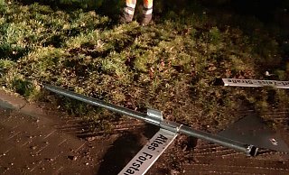 Straßenschilder liegen am Boden. - Samtgemeinde Boffzen