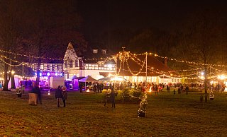 Viele Besucher, viele weihnachtliche Buden, viele Lichterketten und eine Wiese mittendrin - das war der traditionelle Eckardtsheimer Weihnachtsmarkt. Und so soll er wieder werden. - Mike-Dennis Müller / www.mdm.photo