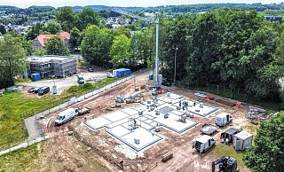 Auf dem abgängigen Sportplatz an der Grundschule Hillegossen haben nun die Bauarbeiten für die neue Kita begonnen. - Eike J. Horstmann
