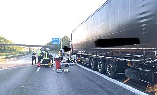 Die Feuerwehr dichtet den Tank ab. - Feuerwehr Vlotho