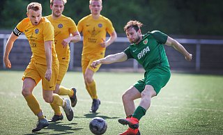 Guter erster Test: Andreas Janzen (r.) schlug mit seinem TuS Dornberg den B-Ligisten SC Babenhausen 4:0.  - Sarah Jonek
