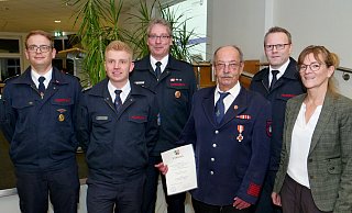 Burkhard Jüstel (3. v. r) wurde fürr 50 Jahre aktiven Dienst mit dem Feuerwehr-Ehrenzeichen in Golf mit Goldkranz ausgezeichnet. Ihm gratulierten (v. l.) René Wittig, Sören Dege, Christoph Michaelis, Vize-Kreisbrandmeister Christoph Müller und Bürgermeisterin Uterund und Ute Dülfer. - Ralph Meyer
