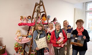 Elvira Holzweiler, Christine Kettner-Rosenbecker, Renate Vogelsang, Andrea Niekamp und Regine Rolfsmeier haben über den Dezember ihren Weihnachtsladen an der Bäckerstraße 19 eröffnet. - Frank-Michael Kiel-Steinkamp