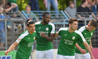 Nick Flock (3. v. l.) wechselt vom FC Gütersloh zu Victoria Clarholz. - Jens Dünhölter