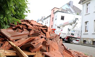 Nach den Aufräumarbeiten im Nachklang des Tornados türmten sich Schuttberge an den Straßen Paderborns auf. - (Archivbild) Holger Kosbab