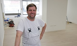 Nils Wölfing hat das Gebäude an der Langen Straße 43 gekauft und aufwendig saniert. Im September wird wieder Leben in dem ehemaligen Spielzeuggeschäft herrschen. - Sonja Vollmer