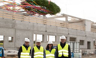 Feierten Richtfest in Mönkeloh: Markus Jordan, Technikleiter des Brüderkrankenhauses St. Josef Paderborn (v.l.), BBT-Regionalleiter Siegfried Rörig, Paderlog-Geschäftsleiterin Anne Ignatius und BBT-Regionalleiter Christoph Robrecht. - Brüderkrankenhaus