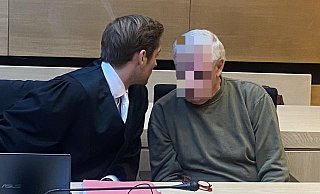 Der angeklagte Bielefelder - hier mit Strafverteidiger Jan Gruner - betonte, dass er von der Tat keinerlei Erinnerungen mehr hat. - Jürgen Mahncke