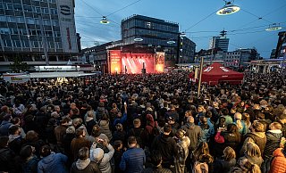 Mit dem Auftritt von Alice Merton auf der Bühne am Jahnplatz ging es los. Fünf Tage wurde in Bielefeld gefeiert. - Jörg Dieckmann - www.dieckmann-fotodesign.de