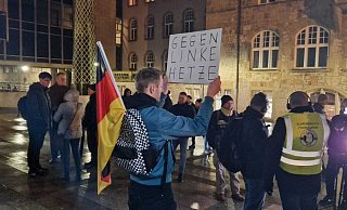 Demonstranten vor dem Bielefelder Rathaus protestieren "gegen linke Hetze". Sie wollen künftig den Begriff "Bündnis gegen links" in ihren Reihen etablieren. - Michaela Heinze