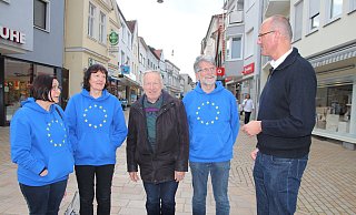 SPD-Europakandidat Ingo Stucke (r.) im Gespräch mit den Unterstützern Katia Bahari (v. l.), Gerda Klusmeier und Michael Hafner sowie Bürger Josef Sagenschnier (M.). - Frank Hartmann