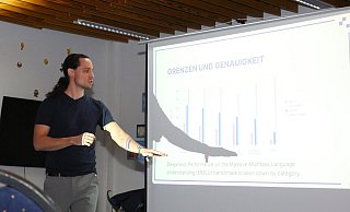 Reidar Janssen versuchte mithilfe anschaulicher Folien und Grafiken einen Einblick in die Funktionsweise und die Möglichkeiten der KI zu geben. - Ilka Gülker