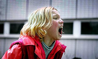 In dem Filmdrama „Systemsprenger“ verkörpert Helena Zengel, bei den Dreharbeiten neun Jahre alt, das Mädchen „Benni“, das einen Leidensweg zwischen Heimaufenthalten und erfolglosen Anti-Aggressions-Trainings durchläuft. - Port au Prince Home