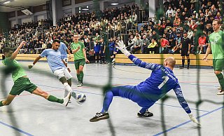 Vor voll besetzten Rängen erzielt Paulo Garibaldi das zwischenzeitliche 3:0 für den MCH Futsal Club gegen den TuS Dornberg. TuS-Keeper Joschka Leier fliegt vergebens. - © Jörg Dieckmann - www. dieckmann-fotodesign.de