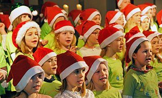 Kinder singen Weihnachtslieder und sorgen für eine musikalische Einstimmung aufs Fest. - STEFANIE BOSS