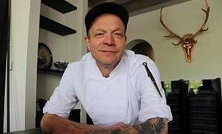 André Hasenkamm in seinem neuen Restaurant "Die Akelei" in Paderborn, direkt im Paderquellgebiet. - Holger Kosbab