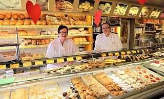 Lucia und Helmut Driehorst hinter der Verkaufstheke mit Bäckereiprodukten im Laden in Godelheim. Dort wird sich einiges ändern. - Simone Flörke