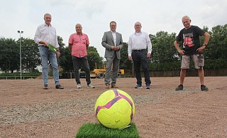 Fünf Männer und ein Ball: Bürgermeister Lars Bökenkröger (v. l.), Beigeordneter Stefan Tödtmann, Sportausschussvorsitzender Oliver Thamm, Landschaftsarchitekt Dirk Nagel und Bauleiter Rainer Herberhold von der Firma Rathert aus Höxter. - Ulf Hanke