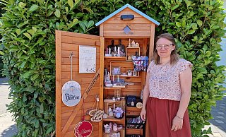 Valentina Vogel-Korte vor ihrem Geschenke-Häuschen in Bischofshagen. - Lena Kley