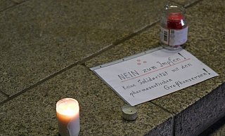 Nach den Lichterspaziergängen lagen regelmäßig politische Botschaften auf den Rathaustreppen in Bad Oeynhausen. - Thorsten Gödecker