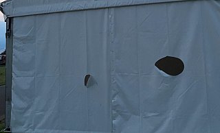 Aus der Entfernung sehen die Schäden an Borchards Festzelt nicht sehr groß aus. Doch der Eindruck täuscht. Zudem ist es nicht bei dieser einen Zerstörung geblieben. - Marie Borchard