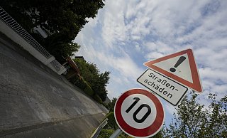 Straßenschilder warnen Verkehrsteilnehmer davor, auf der Wedekindstraße zu schnell zu fahren. An einigen Stellen ist Schrittgeschwindigkeit angeraten, daran ändern auch die provisorischen Ausbesserungen in besonders tiefen Schlaglöchern nichts. - Gerald Dunkel