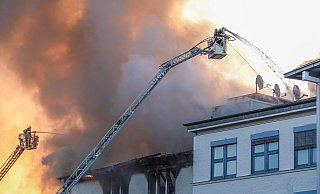 Tausende Kubikmeter hochgiftiger Substanzen sind beim Brand des Verlagsgebäudes vom „Westfalen-Blatt“ an der Sudbrackstraße in die Atmosphäre gelangt. - Paul Brinkmann