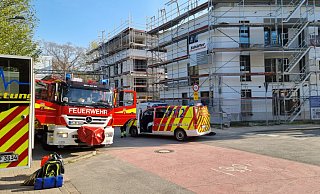 Auf einer Baustelle in der Herforder Bruchstraße kam es am Mittwochmorgen zu einem tödlichen Arbeitsunfall. - Feuerwehr