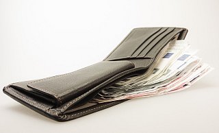 Zwei Diebe erleichtern einen Senior in einem Supermarkt in Höxter um seine Brieftasche. - Symbolbild: Pixabay