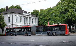 Vor dem Kunstforum Hermann Stenner an der Obernstraße wenden die 21 Meter langen Gelenkbusse, um wieder zurück in Richtung Sennestadt zu fahren. - Barbara Franke